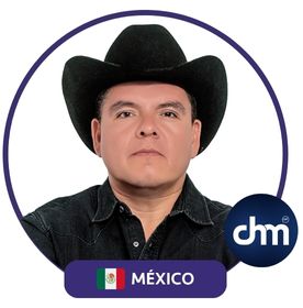 Rodolfo Rodríguez, conferencista mexicano con sombrero negro, experto en liderazgo y superación personal.