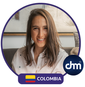 Sofia Spaggiari sonriendo, con bandera de Colombia y logo de Charlas Motivacionales