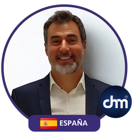 Fotografía de Zacarías Romero con marco digital de Charlas Motivacionales Latinoamérica, junto a la bandera de España y fondo blanco.