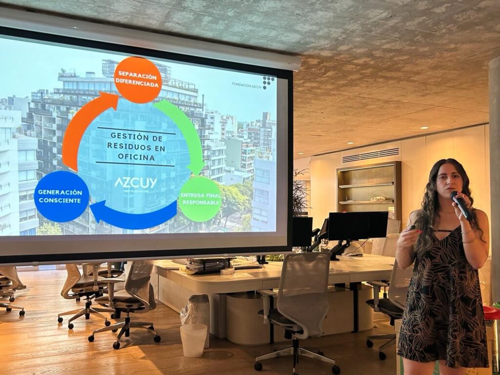María Belén Sanmauro exponiendo sobre gestión de residuos en oficinas, con una presentación visual de Fundación Azcuy en un entorno corporativo moderno.