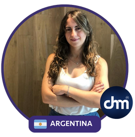 María Belén Sanmauro, de pie con los brazos cruzados frente a una pared de madera, enmarcada por un diseño gráfico circular con la bandera de Argentina y el logotipo de Digitalmovers.