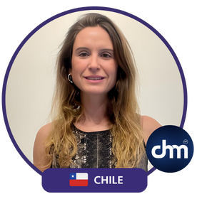 Fotografía de Carolina Pinto Grez, conferencista chilena, posando con fondo claro y marco institucional de Chile.