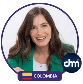 Fotografía de Catalina Serna, conferencista colombiana, sonriendo con una chaqueta verde y fondo blanco, enmarcada con distintivo institucional de Colombia.