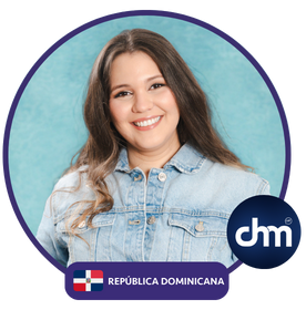 Fotografía de Danel Nouel con marco digital de Charlas Motivacionales Latinoamérica, junto a la bandera de República Dominicana y fondo celeste.
