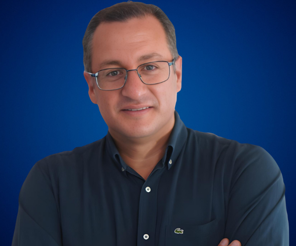 Fotografía de Felipe Peña y Lillo, conferencista profesional, posando con una expresión amigable y segura frente a un fondo azul.