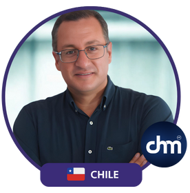 Fotografía de Felipe Peña y Lillo, conferencista de Chile, con gafas y camisa azul oscuro, en un retrato profesional con el logotipo de Charlas Motivacionales Latinoamérica.