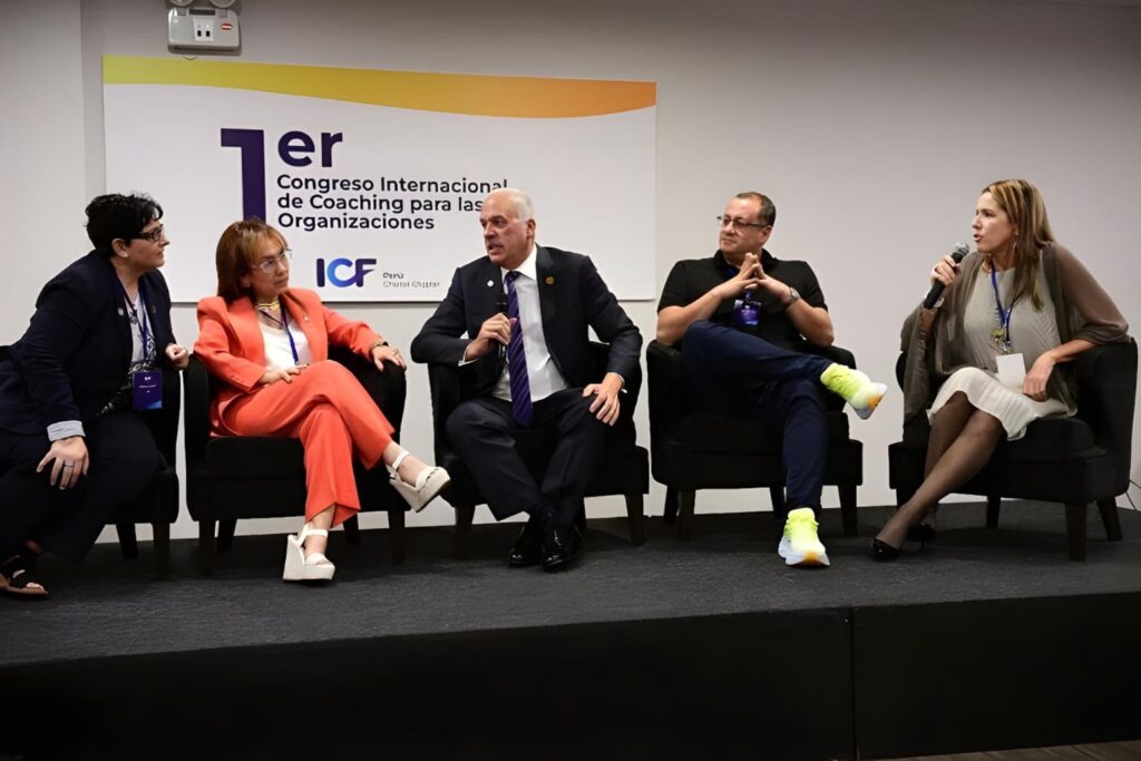 Fotografía de Felipe Peña y Lillo participando en un panel del 1er Congreso Internacional de Coaching para las Organizaciones, junto a otros conferencistas, compartiendo reflexiones en un ambiente profesional.