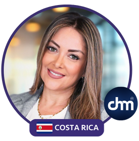 Fotografía de Floribeth Calvo con marco digital de Charlas Motivacionales Latinoamérica, junto a la bandera de Costa Rica y un fondo corporativo desenfocado.