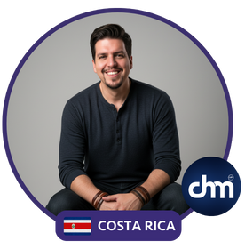 Fotografía de Patricio Garcia sentado y sonriendo, con fondo gris claro y diseño gráfico circular que incluye la bandera de Costa Rica y el logo de CHM