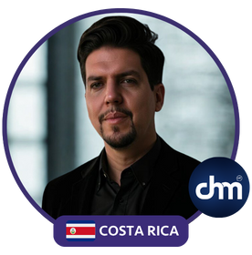 Fotografía de Patricio García con marco digital de Charlas Motivacionales Latinoamérica, junto a la bandera de Costa Rica y un fondo profesional difuminado.