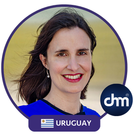 Fotografía de Ximena Hernández Buffa con fondo natural, luciendo una sonrisa cálida y profesional, acompañada del distintivo de Uruguay y el logotipo de CHM de Charlas Motivacionales Latinoamérica.