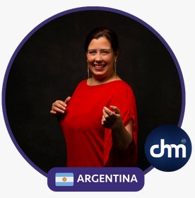 Fotografía de Emilse Silvestre, sonriendo con seguridad y señalando hacia la cámara, vestida con blusa roja sobre fondo oscuro, junto al logo de Digital Human Management y la bandera de Argentina.