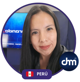 Fotografía de Erika Hernández Mejía frente a una pantalla de estudio con gráficos digitales, con una expresión amigable y fondo en tonos azules.