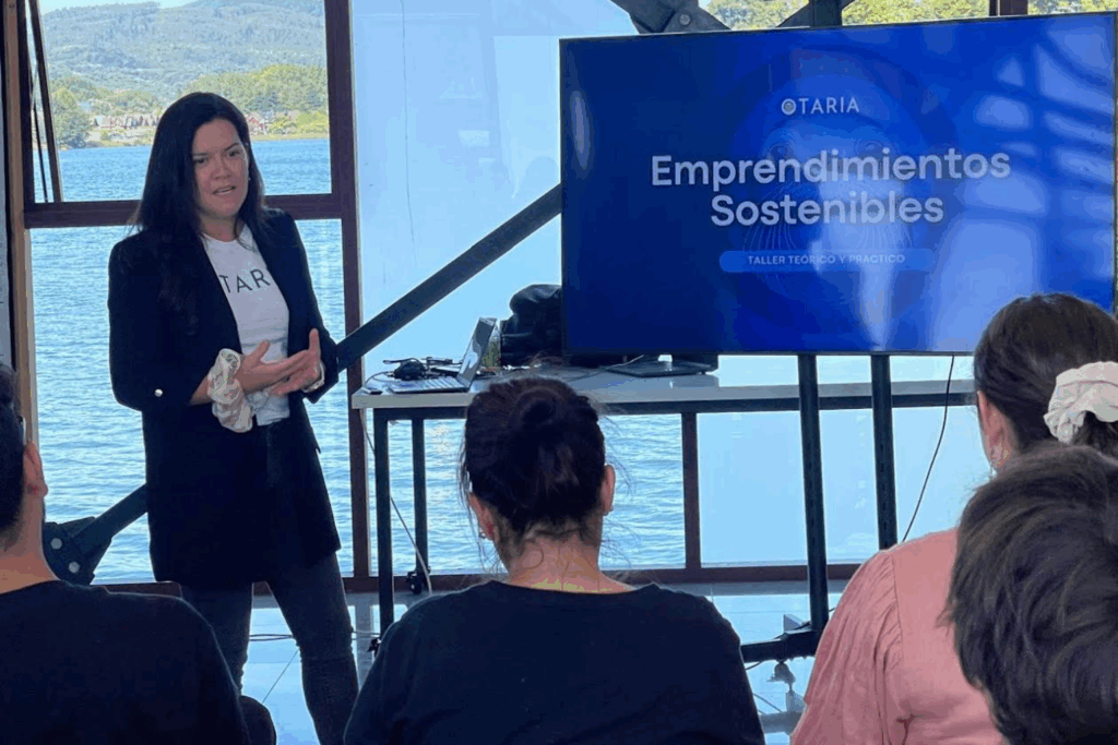 Simoné Oliva liderando taller sobre emprendimientos sostenibles en un entorno natural, organizado por OTARIA en el sur de Chile.