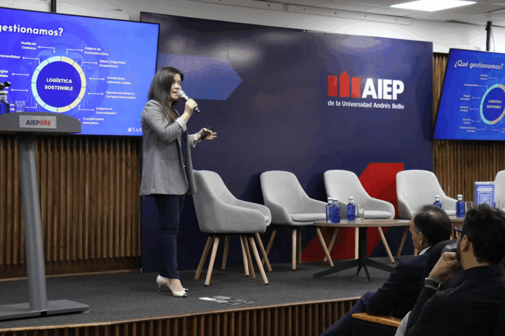 Simoné Oliva exponiendo sobre logística sostenible y descarbonización en AIEP, Universidad Andrés Bello, ante líderes y estudiantes.