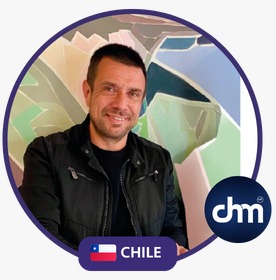 Fotografía de Mauricio Espina, con chaqueta negra y fondo artístico abstracto, acompañado del distintivo de Chile y el logotipo de Digital Marketing.