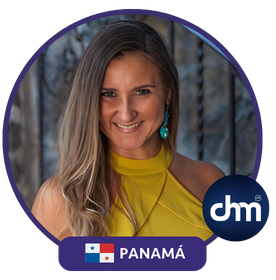 Fotografía de Melinda Alemán con fondo artístico desenfocado, vistiendo un vestido amarillo sin mangas y pendientes turquesa, posando con una sonrisa cálida.