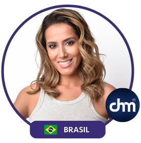 Fotografía de Mila Correa, conferencista de Brasil, sonriendo con actitud positiva sobre fondo blanco, enmarcada con el logotipo de CHM (Charlas Motivacionales Latinoamérica).