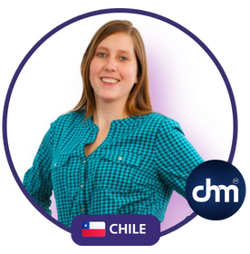 Fotografía de Sarita Infante, conferencista chilena, sonriendo con confianza frente a un fondo blanco con degradado violeta. Viste una blusa con diseño geométrico verde y aparece enmarcada con los elementos gráficos del evento Digital Marketing, incluyendo la bandera de Chile.