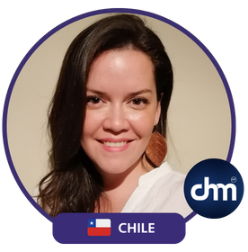 Fotografía de Simoné Oliva, conferencista chilena, sonriendo con calidez frente a un fondo neutro, acompañada del logotipo de CHM (Charlas Motivacionales Latinoamérica).