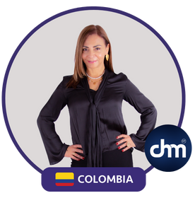 Fotografía de Sonia Rojas, conferencista internacional de Colombia, posando con seguridad y elegancia con blusa negra, fondo claro y elementos gráficos institucionales de una conferencia internacional.