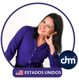 Fotografía de Yanira Puy sonriendo, con blusa morada y fondo blanco, en un retrato profesional acompañado del sello de Estados Unidos y el logotipo de CHM.