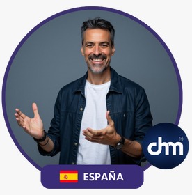 Fotografía de Antoni Fernández I Brugués durante una presentación, con expresión entusiasta y gesticulación abierta, vistiendo camiseta blanca y chaqueta azul oscuro sobre fondo gris. Sello gráfico de "dm" y bandera de España.