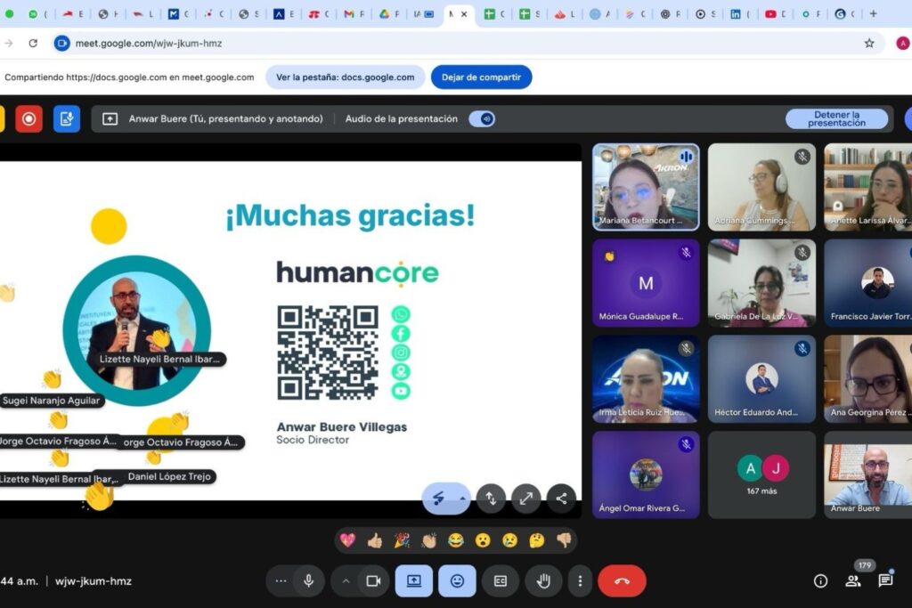 Fotografía de una videollamada en Google Meet con Anwar Buere como presentador. Se muestra una diapositiva de cierre con código QR y el logotipo de humancore, junto a múltiples participantes conectados en pantalla.