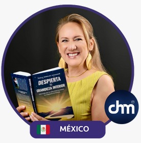 Fotografía de Paula Morelos Zaragoza sosteniendo el libro "Despierta tu grandeza interior", con vestido amarillo y una gran sonrisa, sobre fondo oscuro y sello de México.