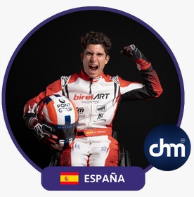 Fotografía de Carlos Tatay, conferencista español y expiloto profesional, con traje de automovilismo y casco en mano. Aparece sobre fondo oscuro, enmarcado con un diseño gráfico circular que incluye la bandera de España y el logotipo de Digital Health. Su gesto enérgico transmite victoria y determinación.