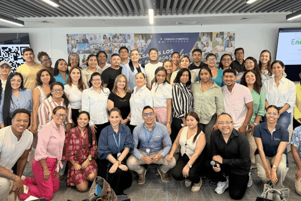 Fotografía de Raúl Camacho Rodríguez posando con un grupo diverso de personas en un evento realizado en la Cámara de Comercio de Cartagena.
