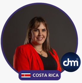 Fotografía de Alejandra Varela Chaverri, vistiendo saco rojo y blusa negra, posando con una sonrisa frente a fondo gris oscuro, acompañada del logo de Digital Health Master y la bandera de Costa Rica.
